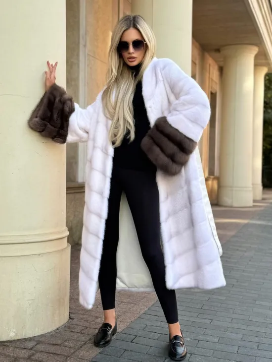 Белая норковая шуба с отделкой из куницы
