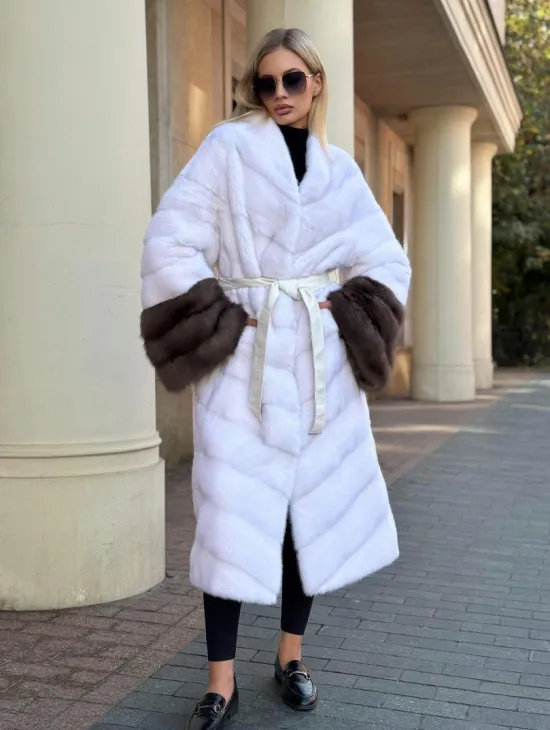 Белая норковая шуба с отделкой из куницы