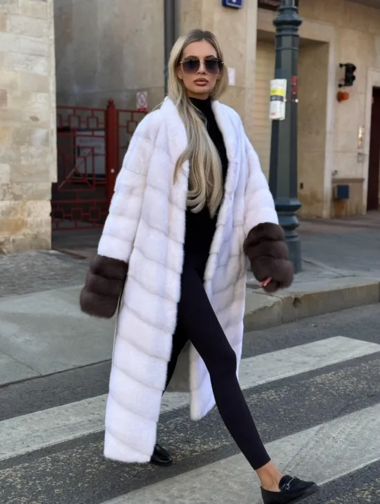 Белая норковая шуба с отделкой из куницы