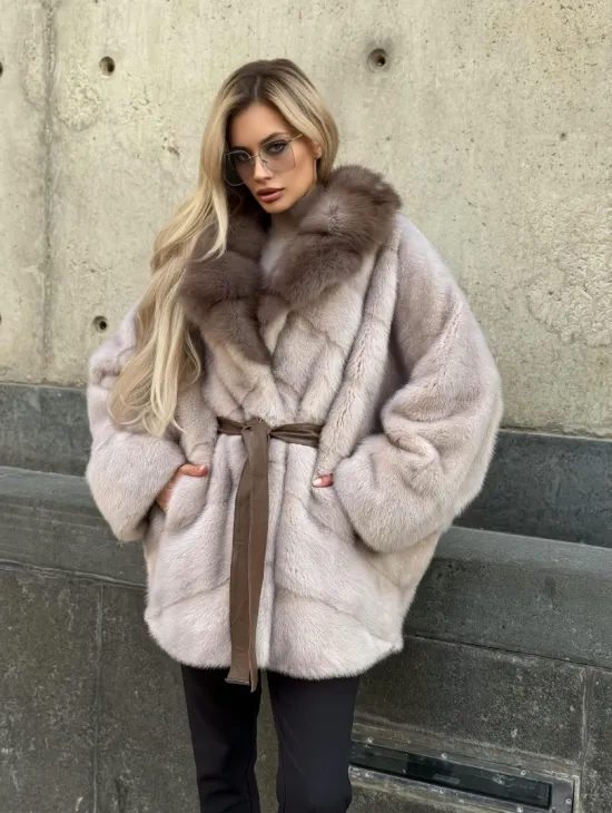 Шуба норковая летучая мышь с воротником куницы