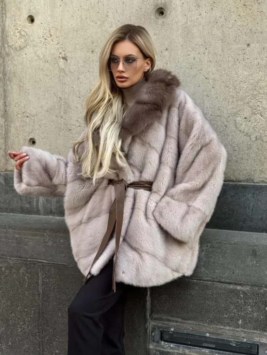 Шуба норковая летучая мышь с воротником куницы