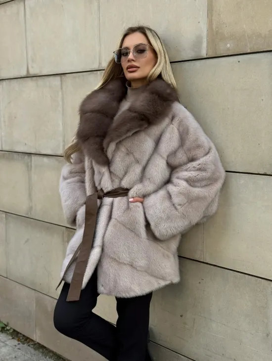 Шуба норковая летучая мышь с воротником куницы