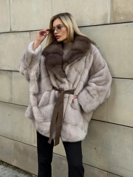 Шуба норковая летучая мышь с воротником куницы