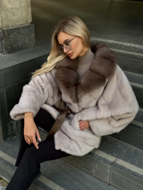 Шуба норковая летучая мышь с воротником куницы