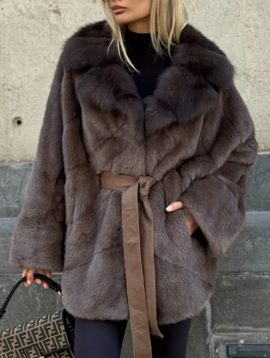 Женская норковая шуба свободного силуэта с воротником куницы
