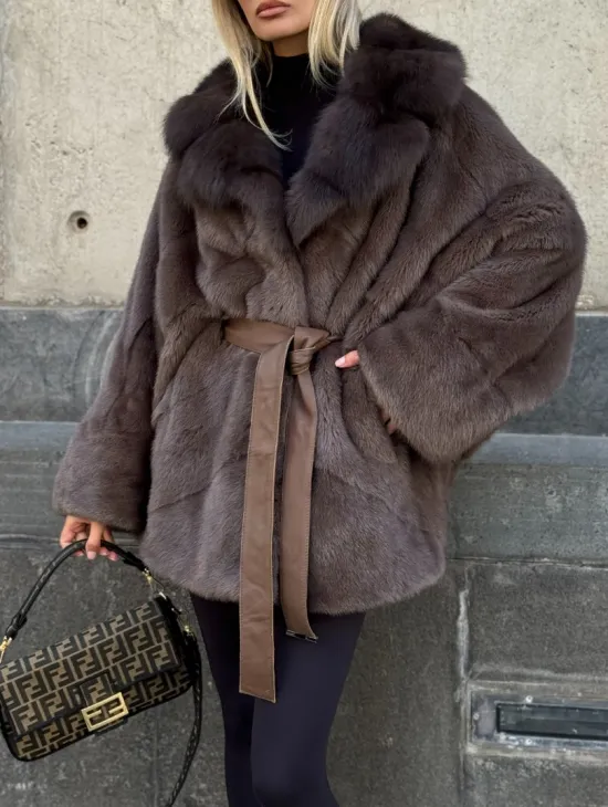 Женская норковая шуба свободного силуэта с воротником куницы