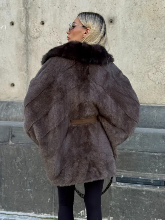 Женская норковая шуба свободного силуэта с воротником куницы