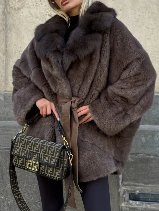 Женская норковая шуба свободного силуэта с воротником куницы