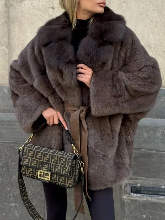 Женская норковая шуба свободного силуэта с воротником куницы