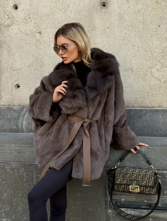 Женская норковая шуба свободного силуэта с воротником куницы