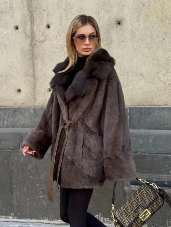 Женская норковая шуба свободного силуэта с воротником куницы