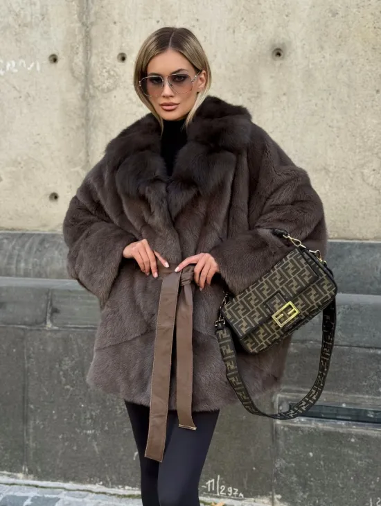 Женская норковая шуба свободного силуэта с воротником куницы