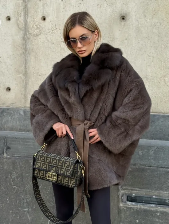 Женская норковая шуба свободного силуэта с воротником куницы