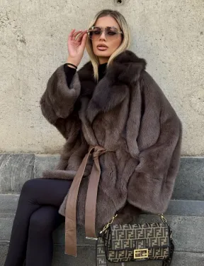 Женская норковая шуба свободного силуэта с воротником куницы
