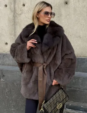 Женская норковая шуба свободного силуэта с воротником куницы
