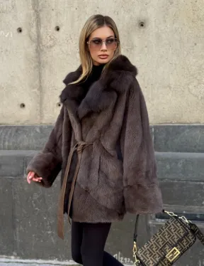 Женская норковая шуба свободного силуэта с воротником куницы