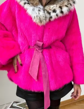 Пончо из плюшевой норки с капюшоном из меха рыси