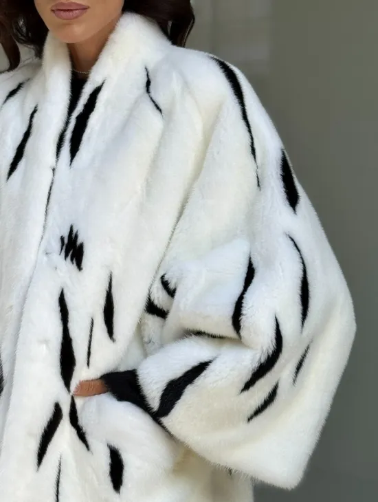 Белый норковый полушубок с рисунком