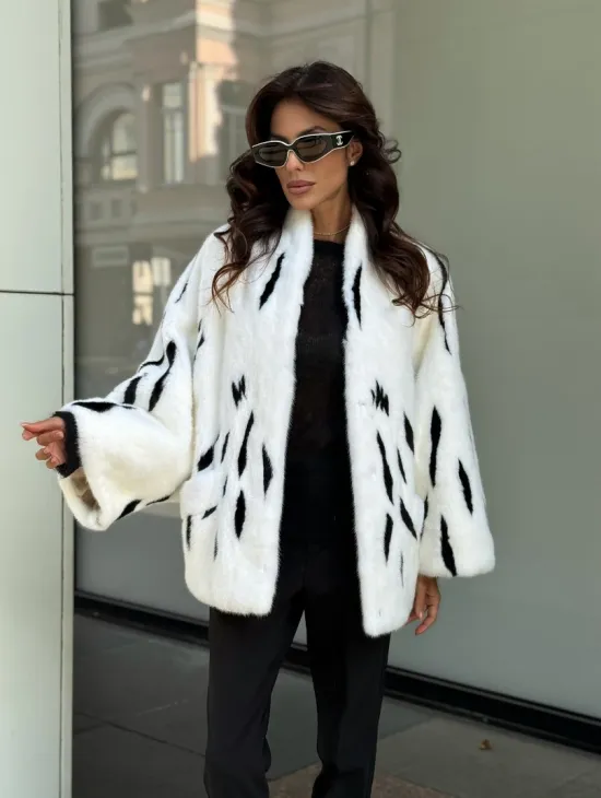 Белый норковый полушубок с рисунком