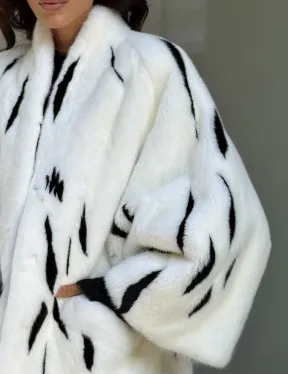 Белый норковый полушубок с рисунком