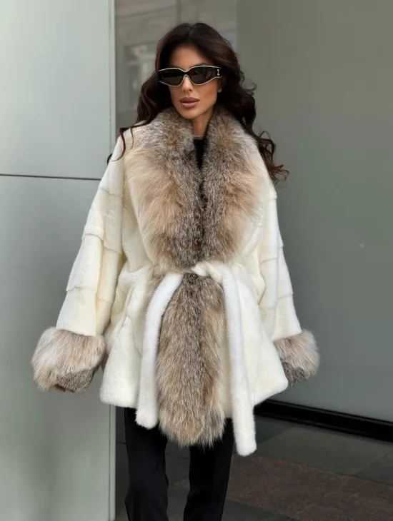 Женская белая норковая шуба с отделкой из меха рыси