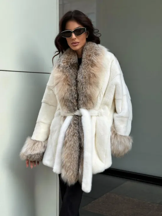 Женская белая норковая шуба с отделкой из меха рыси