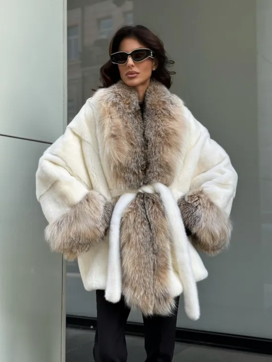 Женская белая норковая шуба с отделкой из меха рыси