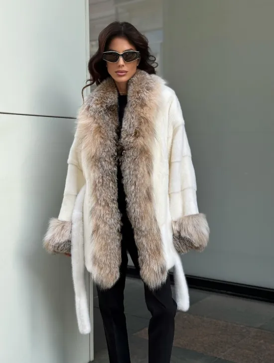 Женская белая норковая шуба с отделкой из меха рыси