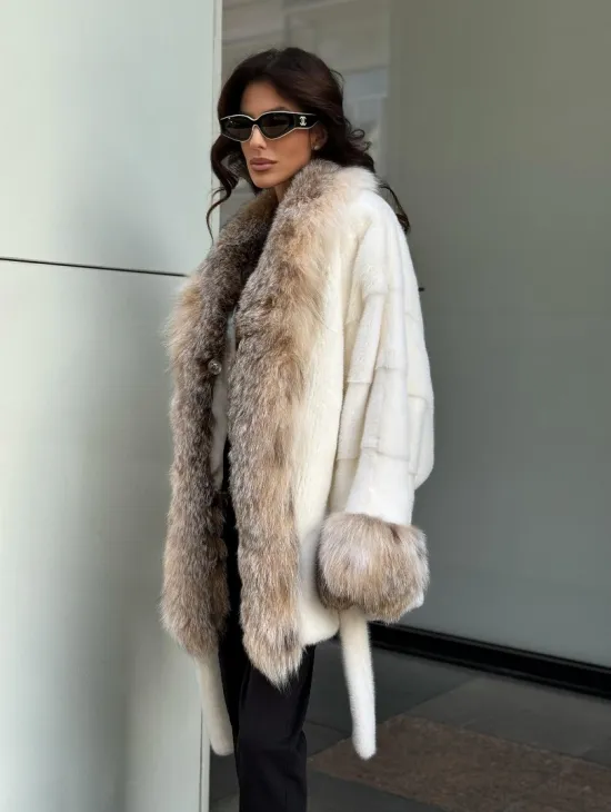 Женская белая норковая шуба с отделкой из меха рыси