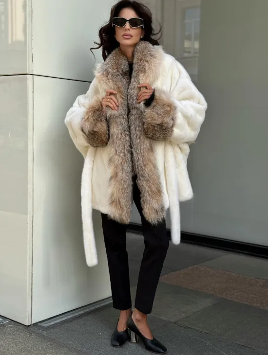 Женская белая норковая шуба с отделкой из меха рыси