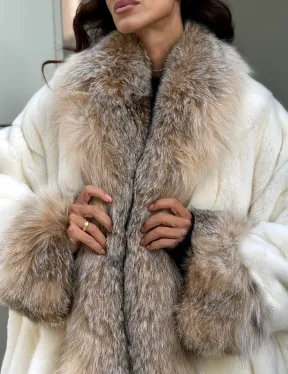 Женская белая норковая шуба с отделкой из меха рыси