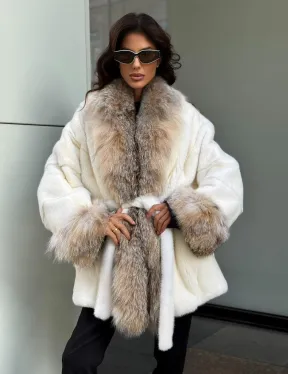 Женская белая норковая шуба с отделкой из меха рыси