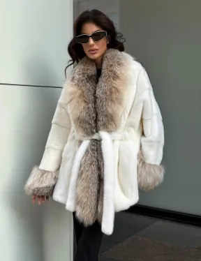 Женская белая норковая шуба с отделкой из меха рыси