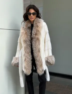 Женская белая норковая шуба с отделкой из меха рыси