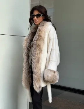 Женская белая норковая шуба с отделкой из меха рыси