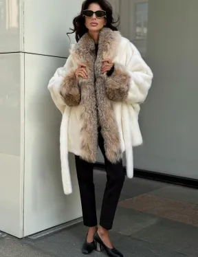 Женская белая норковая шуба с отделкой из меха рыси