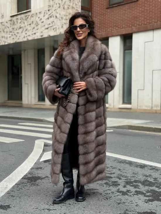 Шуба из меха куницы в цвете Truffle