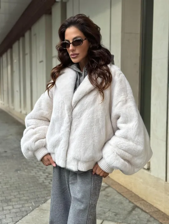 Белый норковый бомбер на резинке