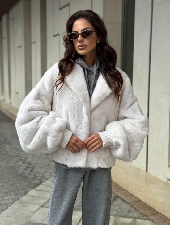Белый норковый бомбер на резинке