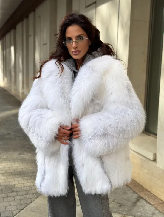 Шуба из белой арктической лисы