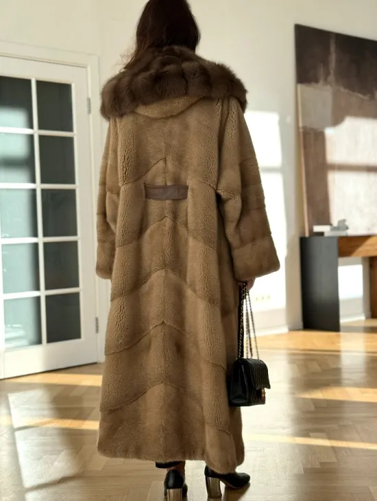 Норковая шуба бежевого цвета - капюшон куница