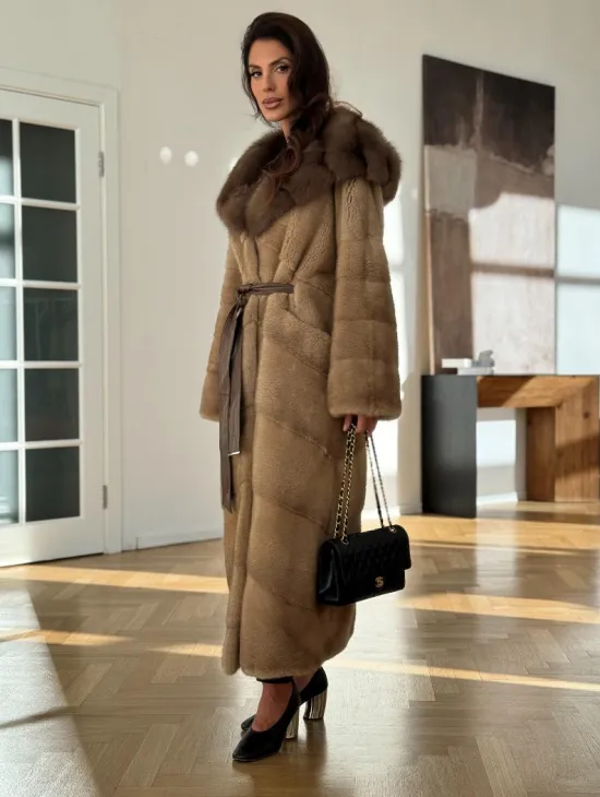 Норковая шуба бежевого цвета - капюшон куница