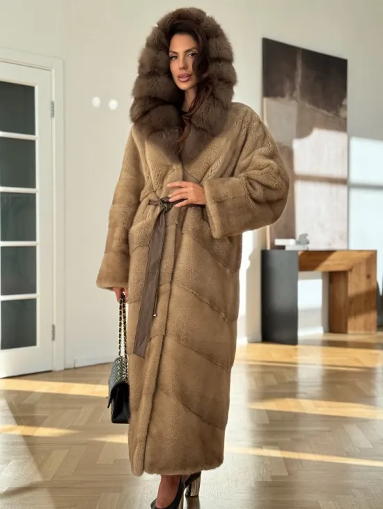 Норковая шуба бежевого цвета - капюшон куница