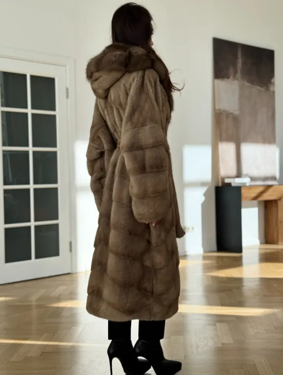 Бежевая норковая шуба с капюшоном куница