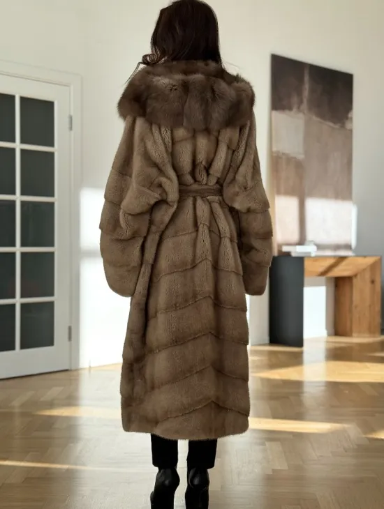 Бежевая норковая шуба с капюшоном куница