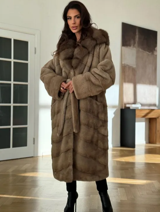 Бежевая норковая шуба с капюшоном куница