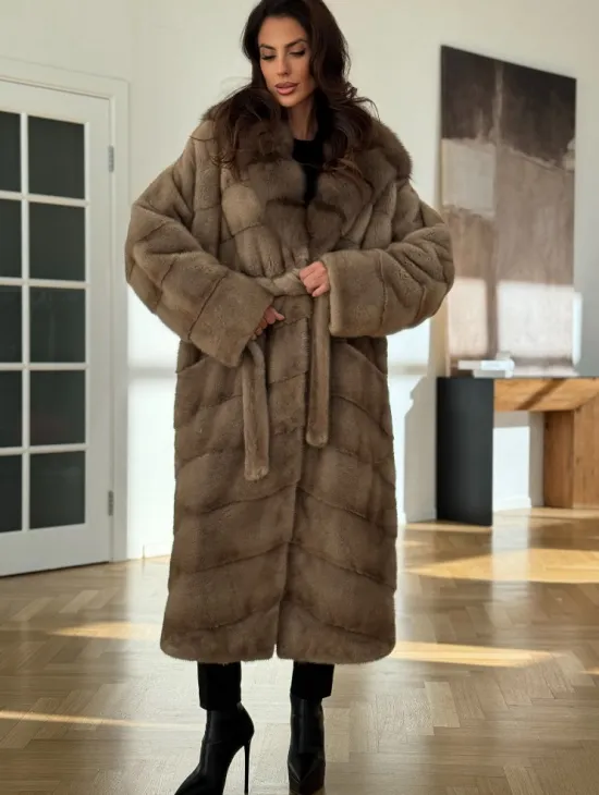 Бежевая норковая шуба с капюшоном куница