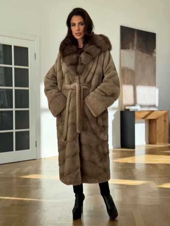 Бежевая норковая шуба с капюшоном куница
