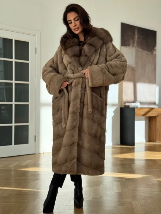 Бежевая норковая шуба с капюшоном куница