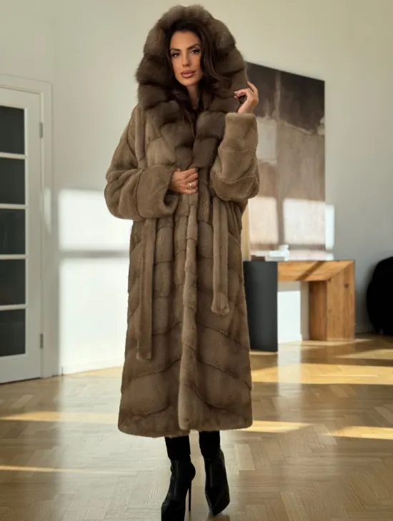 Бежевая норковая шуба с капюшоном куница